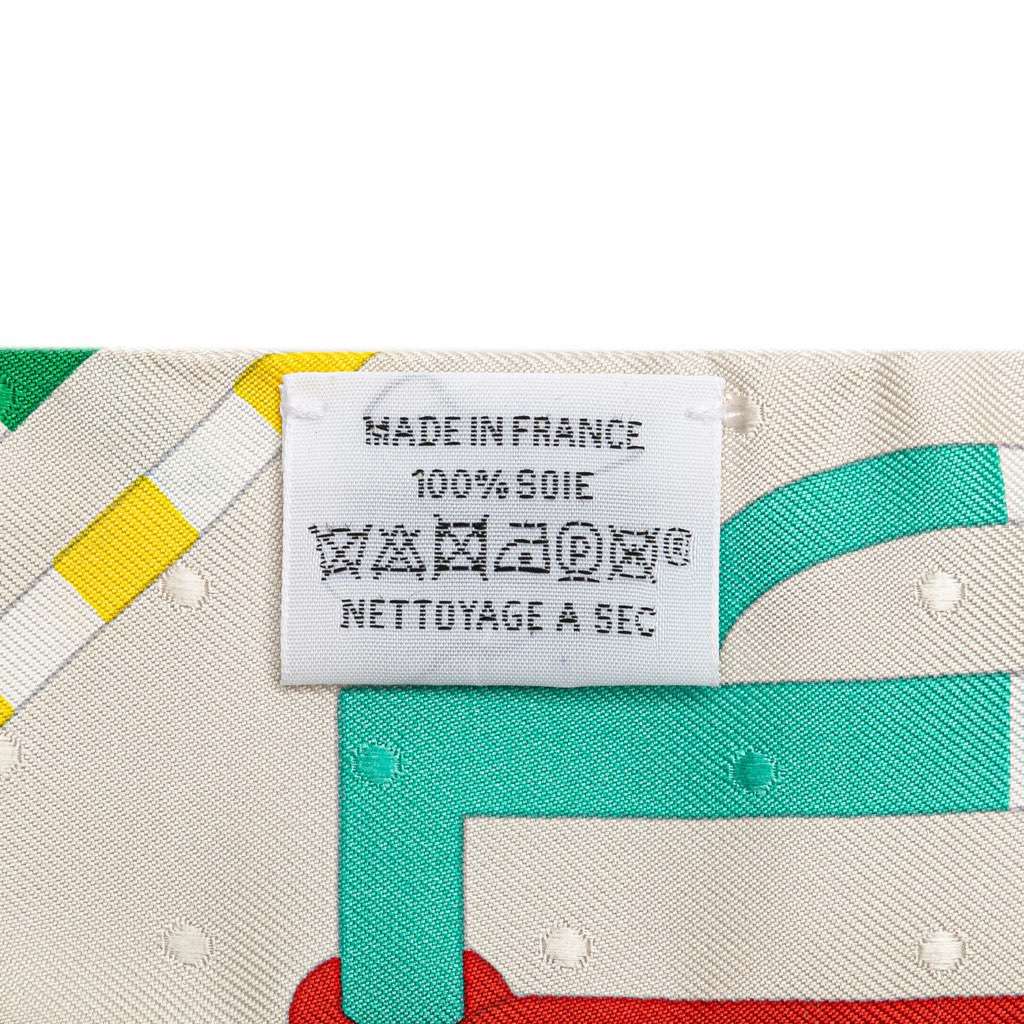 Hermès Bouclerie Moderne Plumetis Silk Twilly Scarf White Silk Very good condition - Model View