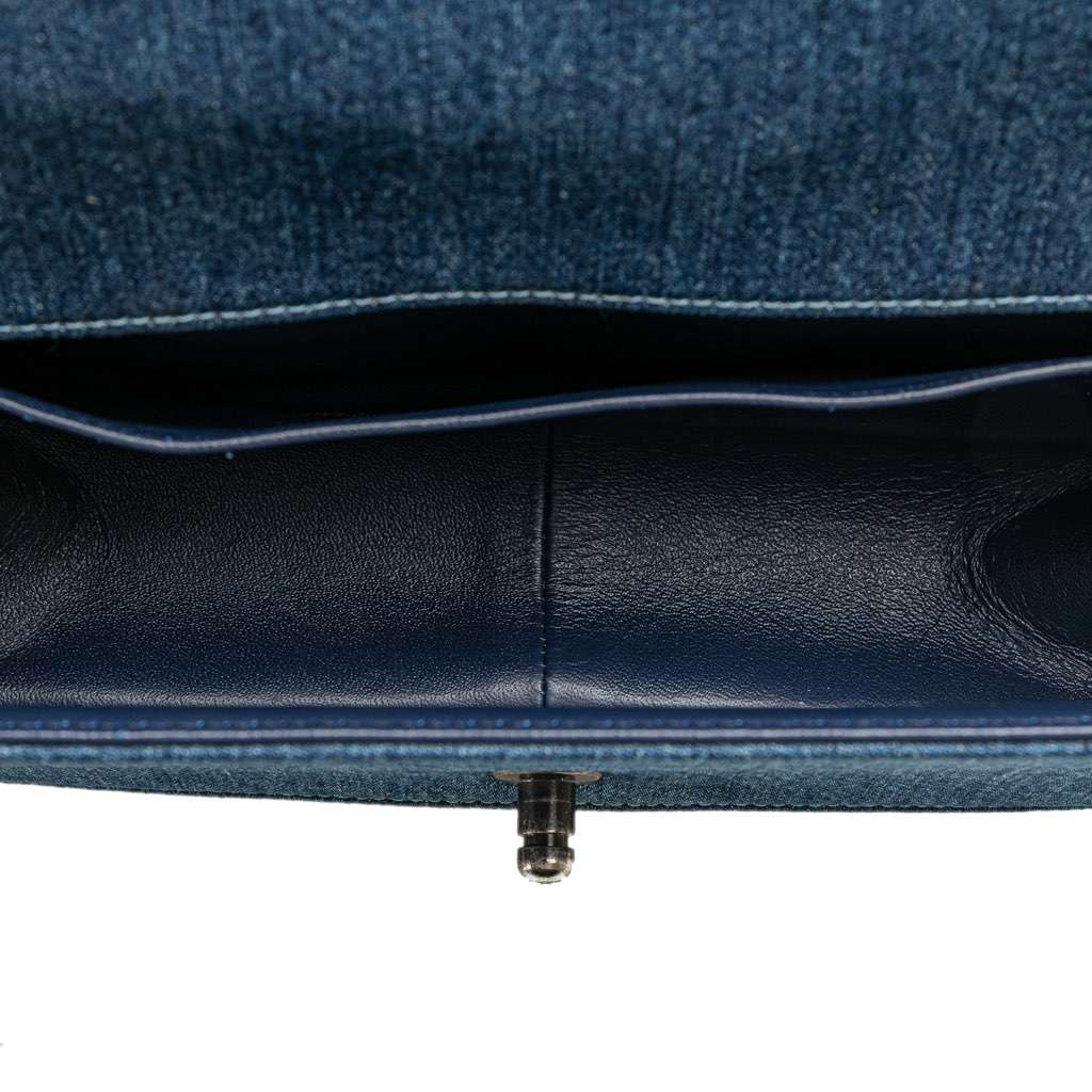 Chanel Medium Denim and Tweed Boy Bag Blue Denim Very good condition - Model View