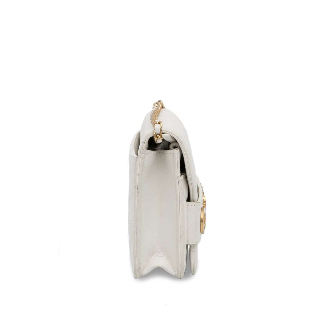 Chanel Enchained Wallet on Chain White Leather Very good - Model View