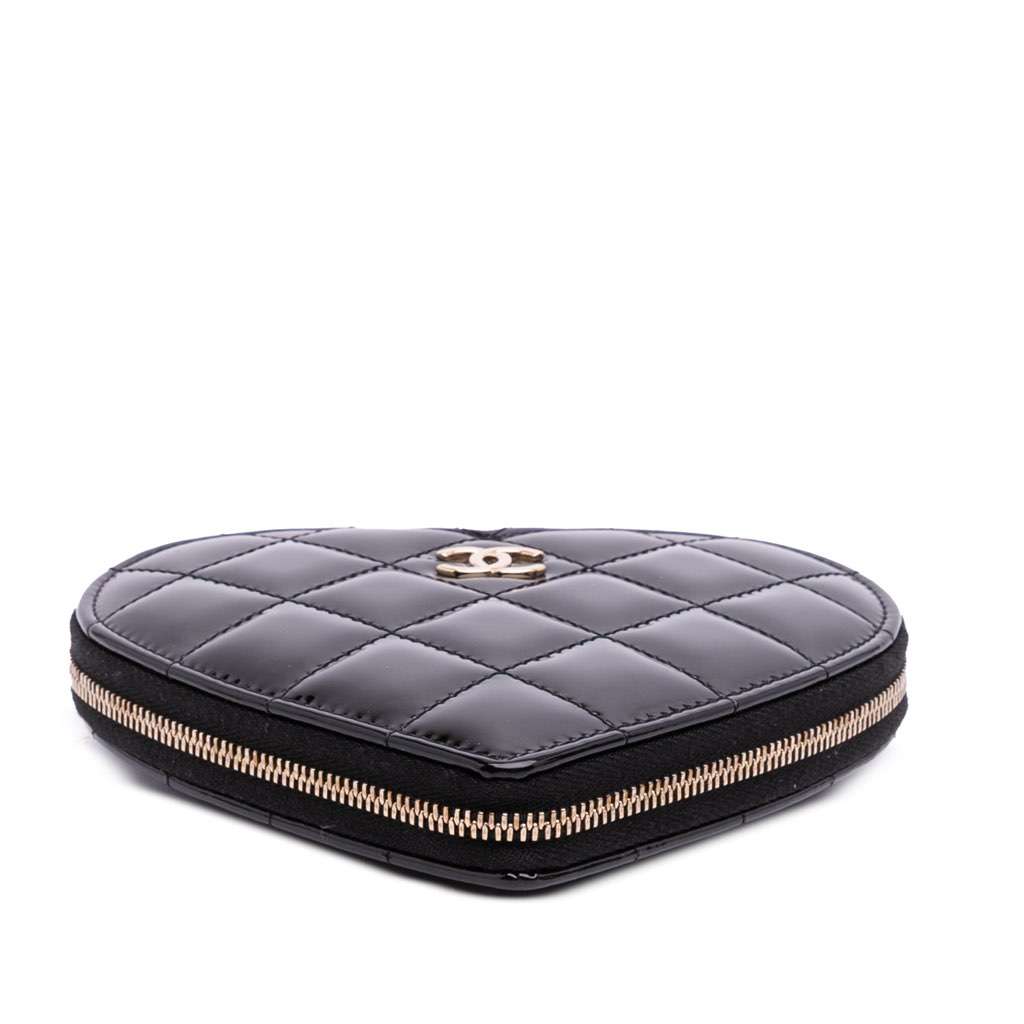 Chanel Quilted Patent Calfskin CC Heart Clutch With Chain Black Leather Good condition - Inside View