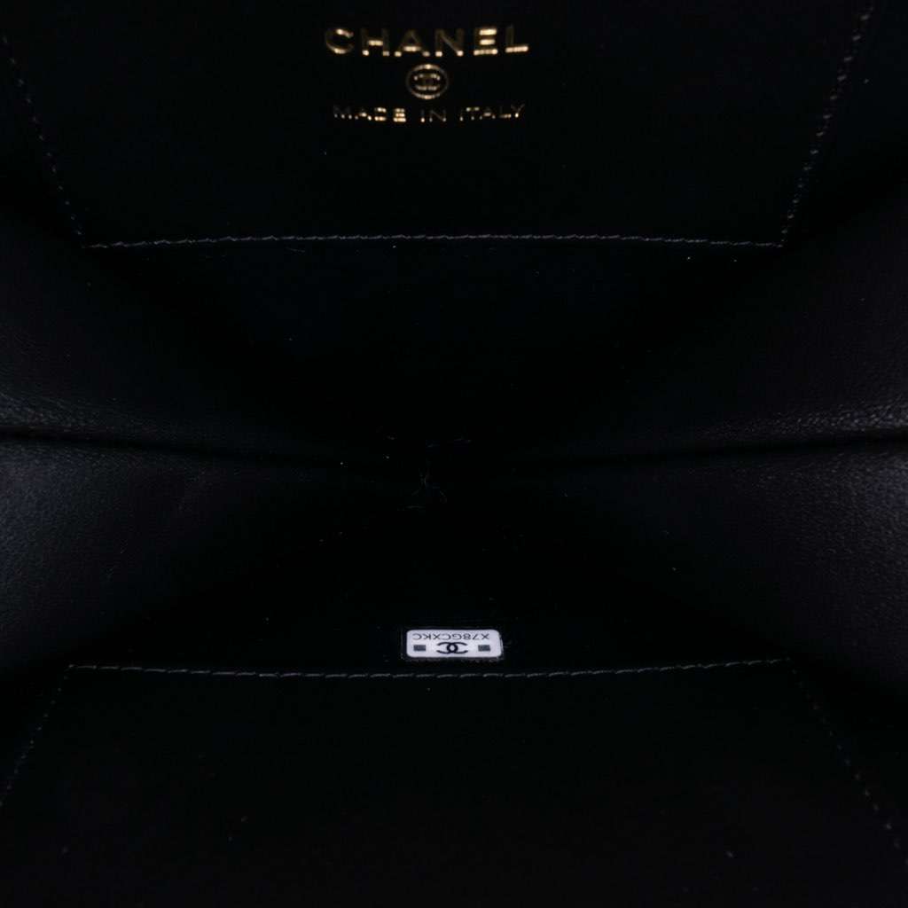 Chanel Quilted Patent Calfskin CC Heart Clutch With Chain Black Leather Good condition - Model View