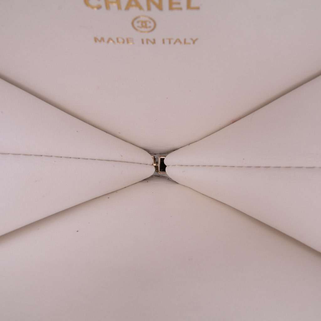 Chanel Quilted Patent Calfskin CC Heart Clutch With Chain Black Leather Good condition - Box View