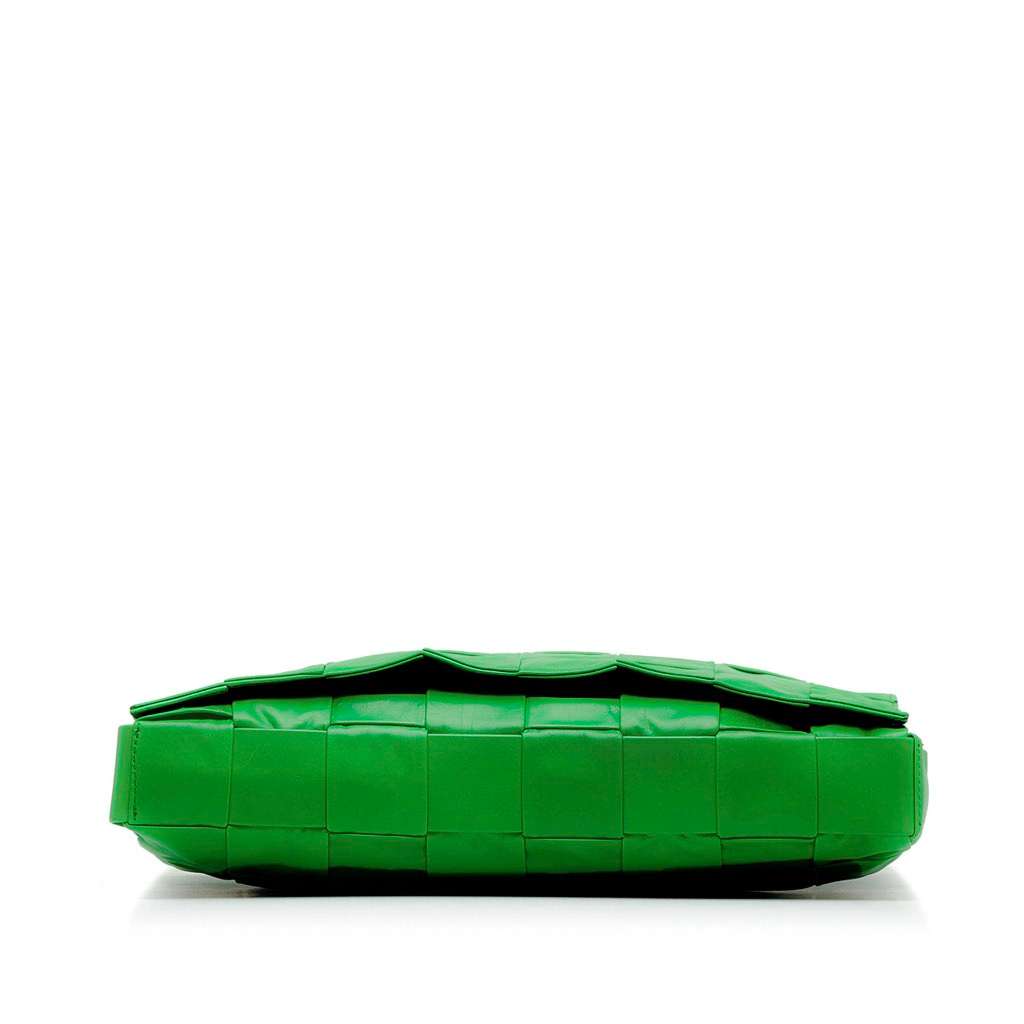 Bottega Veneta Maxi Nappa Intrecciato Cassette Crossbody Green Leather Very good condition - Model View