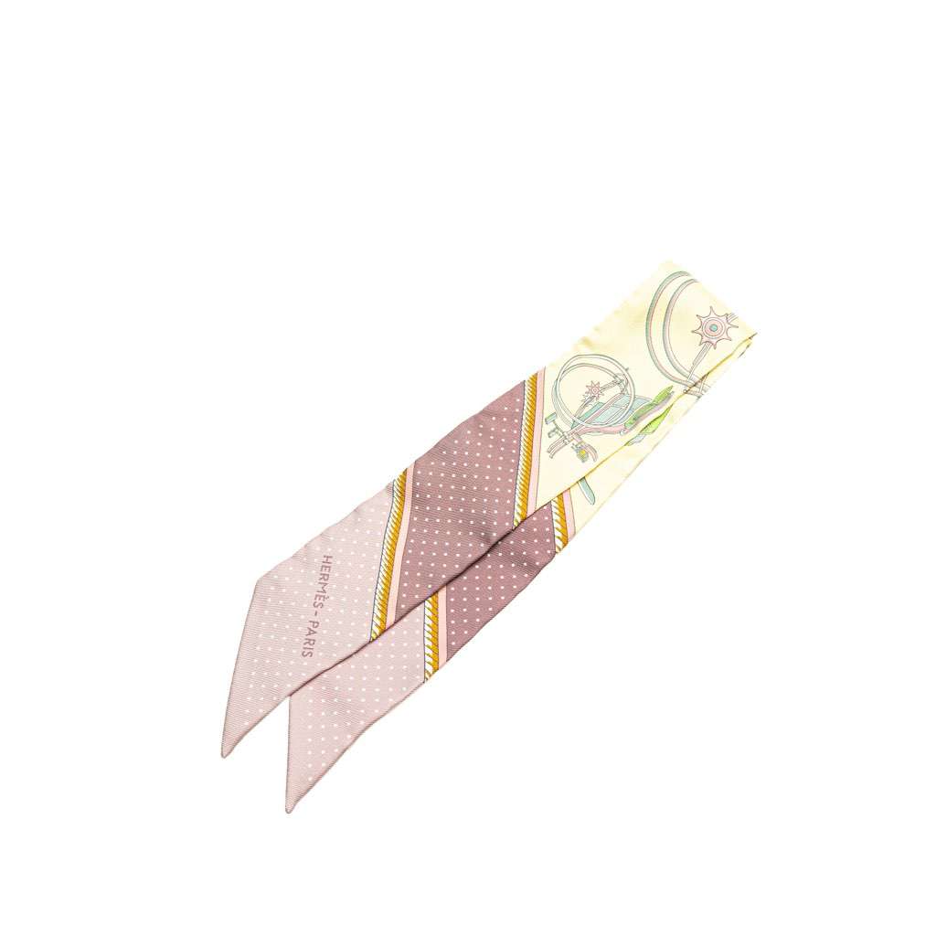Hermès Les Voitures a Transformation Twilly Silk Scarf Pink Silk Very good condition - Front View