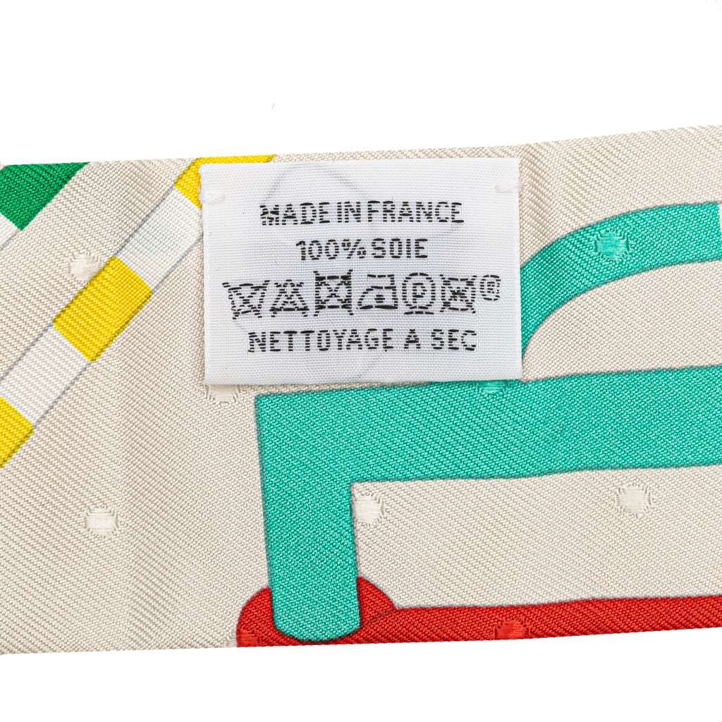 Hermès Bouclerie Moderne Plumetis Silk Twilly Scarf White Silk Very good condition - Back View