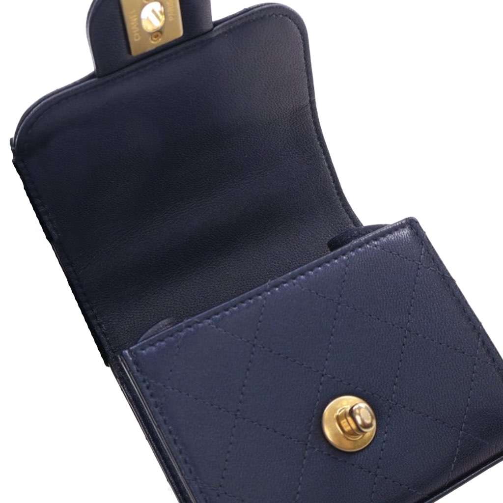 Chanel Mini Goatskin Chic Pearls Clutch On Chain Blue Leather Good condition - Model View