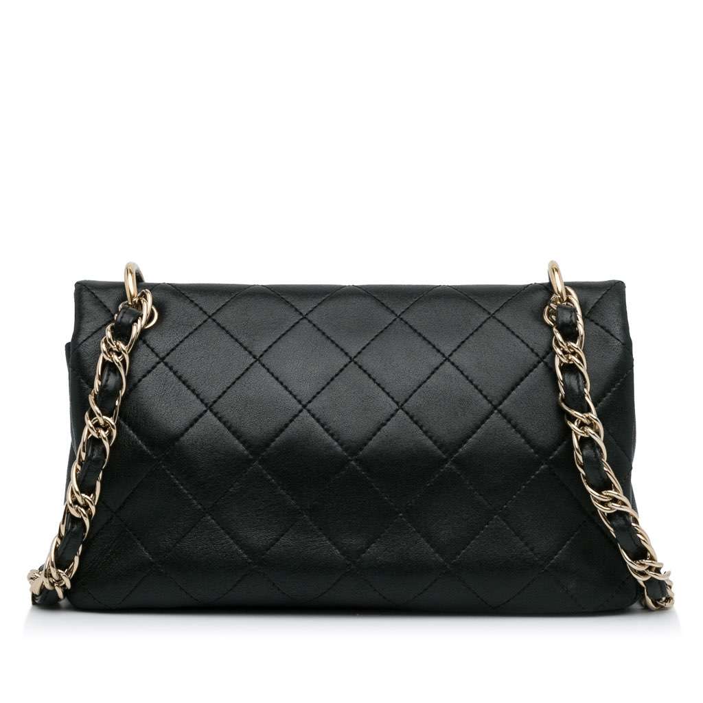 Chanel Large Lambskin Twist Chain Enamel CC Flap Black Leather Very good condition - Model View
