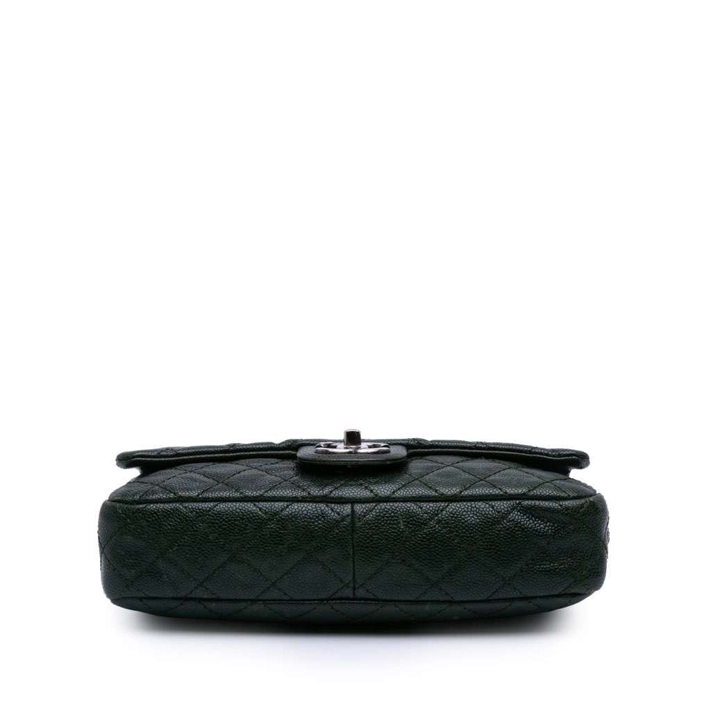 Chanel Medium Quilted Iridescent Caviar Easy Flap Green Leather Good condition - Inside View