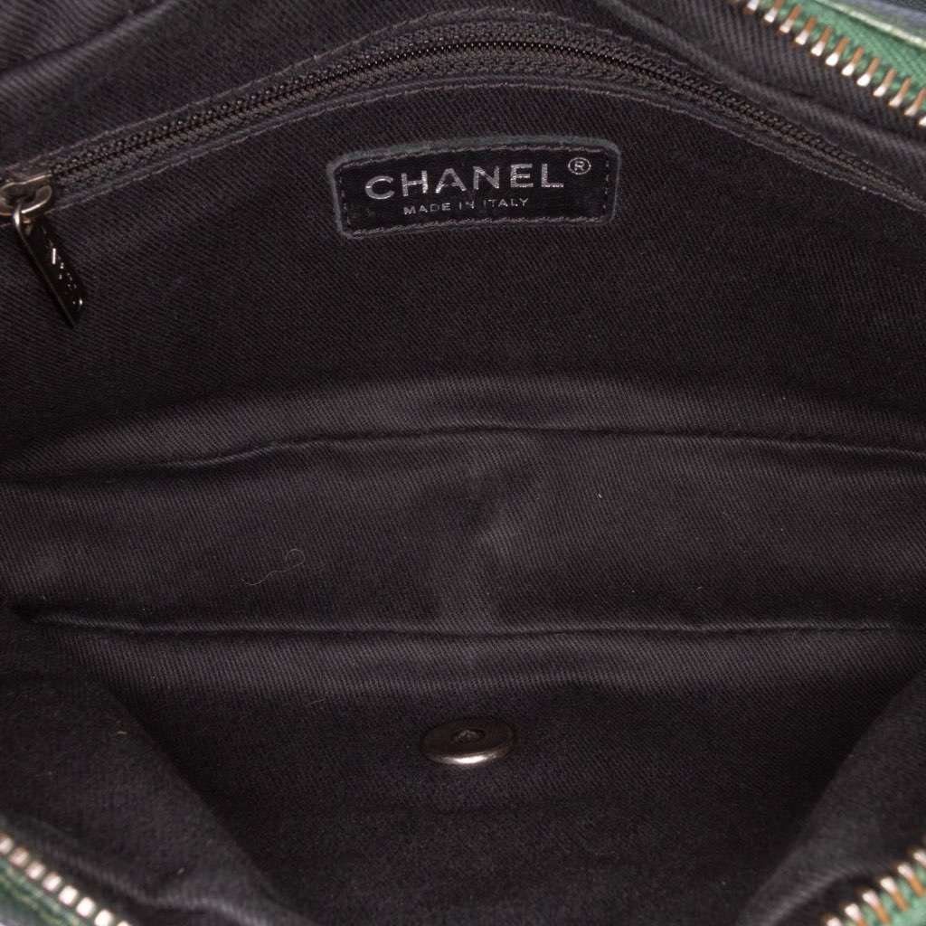 Chanel Medium Quilted Iridescent Caviar Easy Flap Green Leather Good condition - Model View