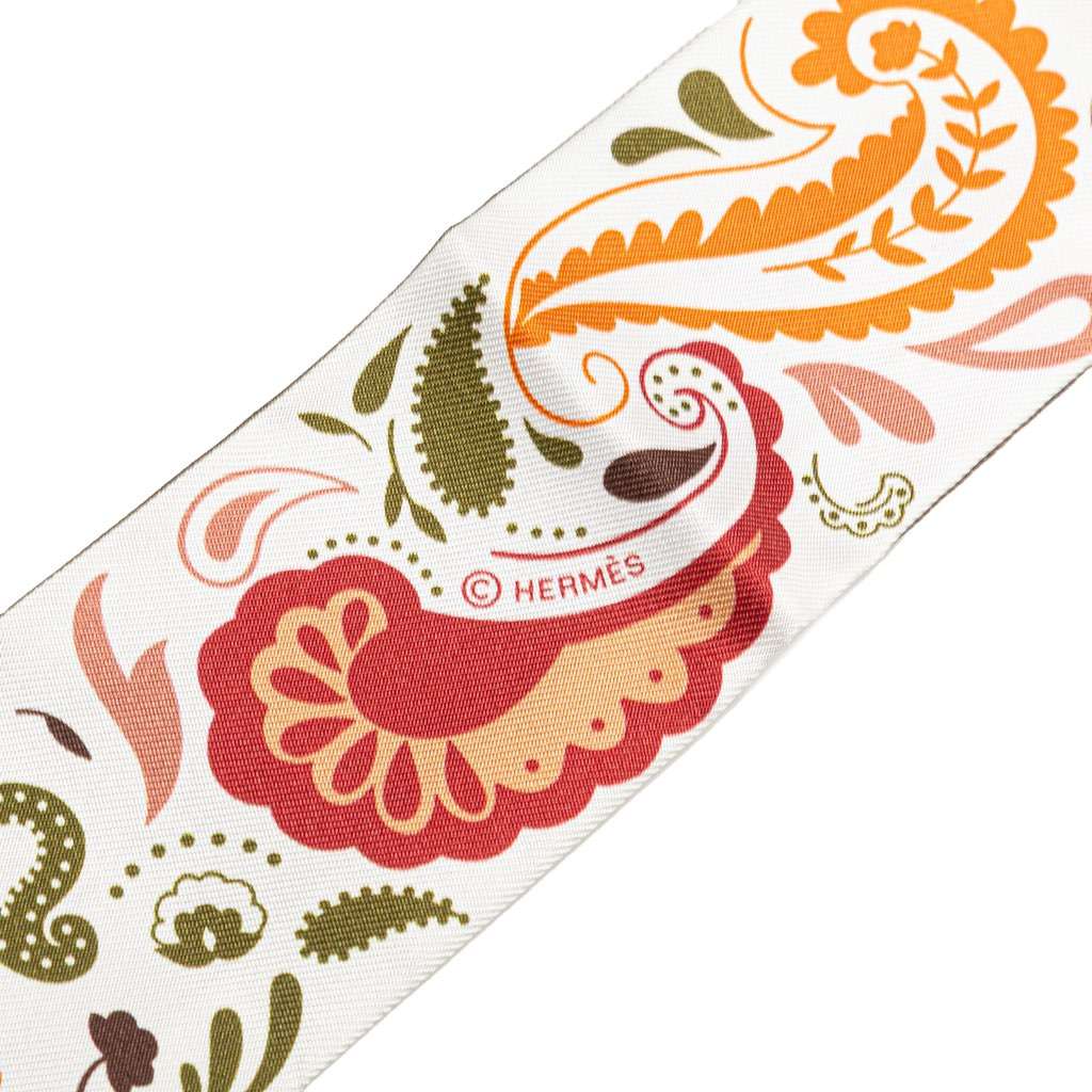 Hermès Guepards Silk Twilly Scarf White Silk Good condition - Box View