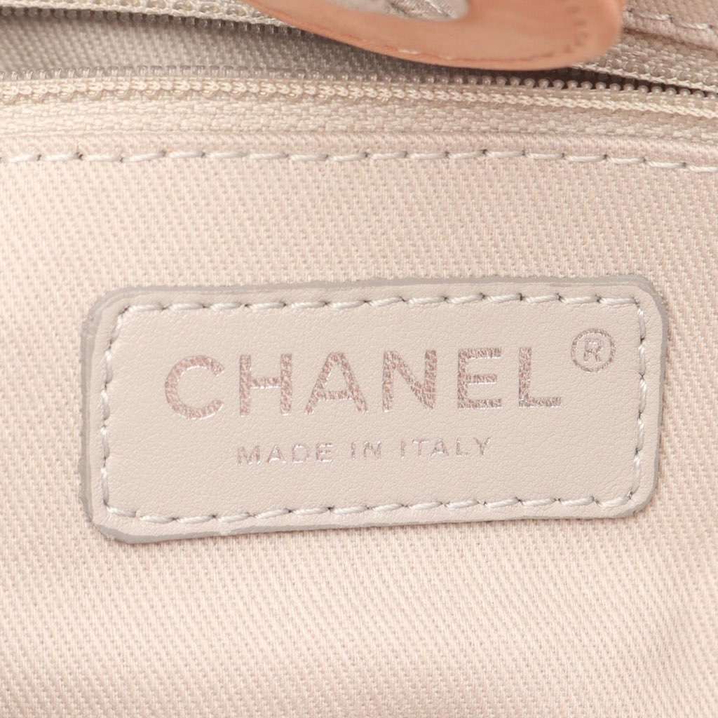 Chanel Large CC Quilted Suede Sea Hit Tote Pink Leather Very good - Model View