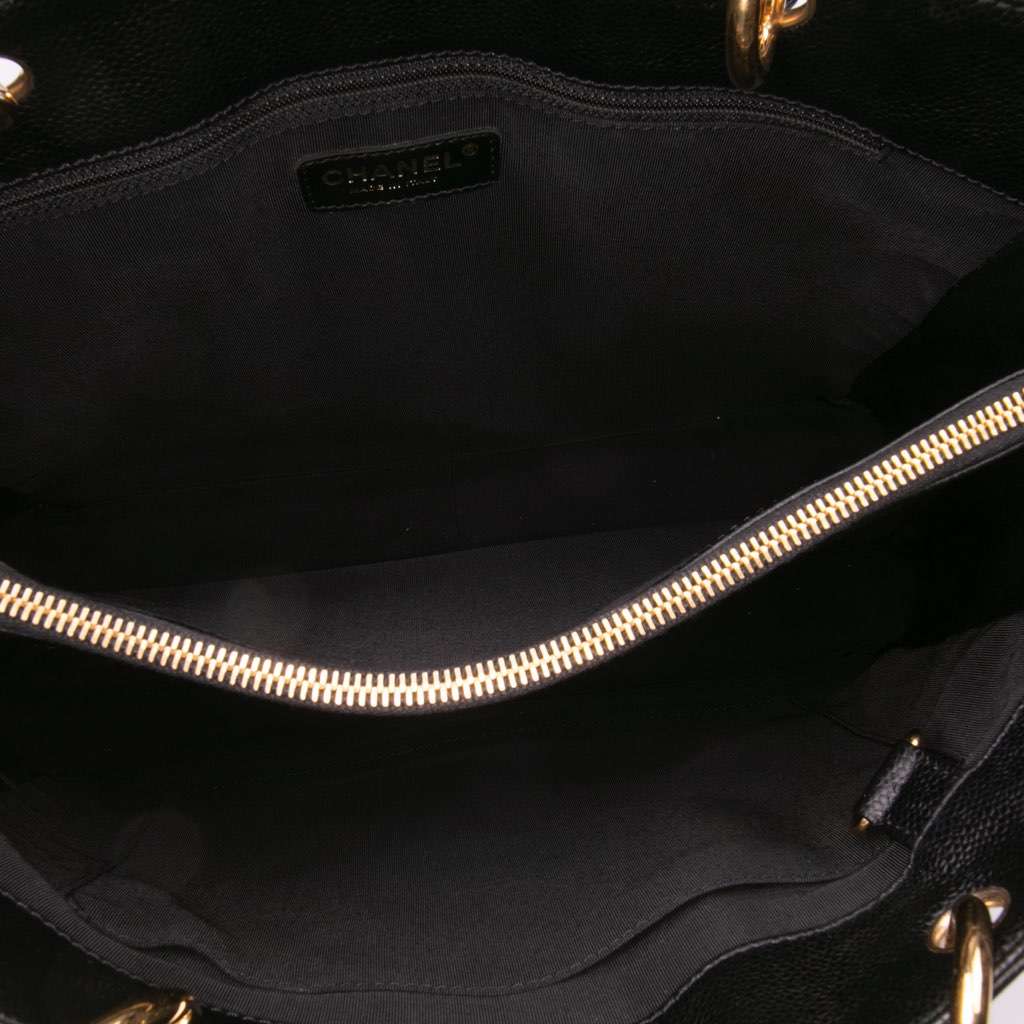 Chanel Caviar Grand Shopping Tote Black Leather Good condition - Model View