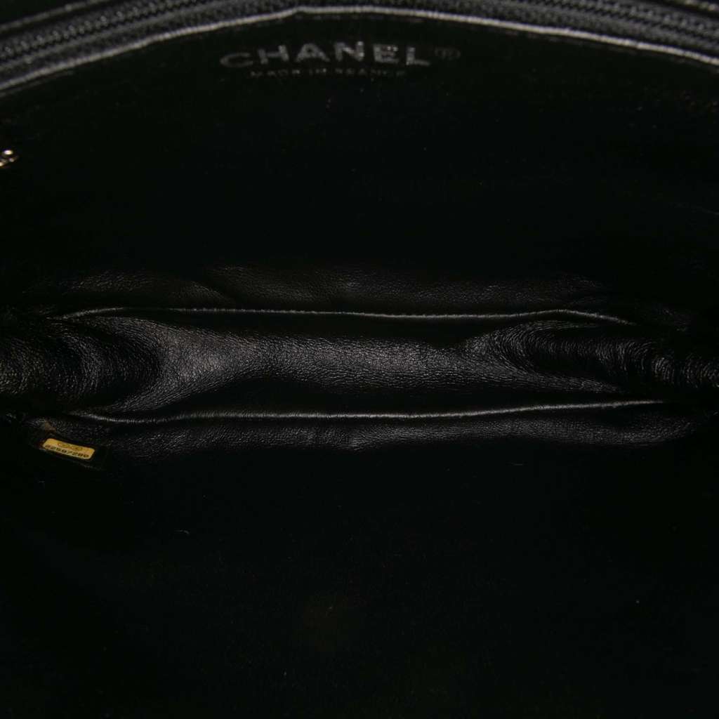 Chanel CC Tweed Chain Fantasy Crossbody Black Tweed Very good - Model View