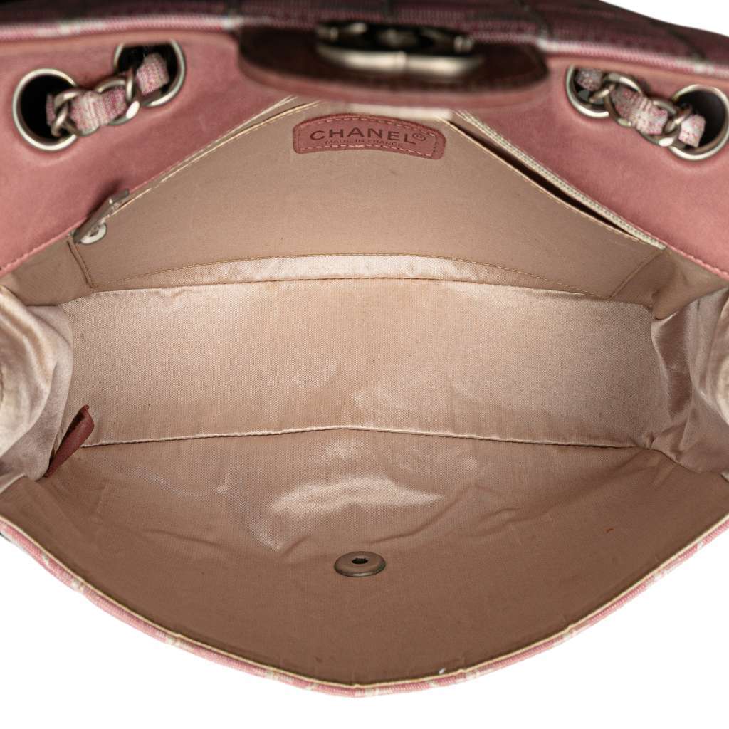 Chanel Medium New Travel Line Nylon Single Flap Pink Good condition - Model View