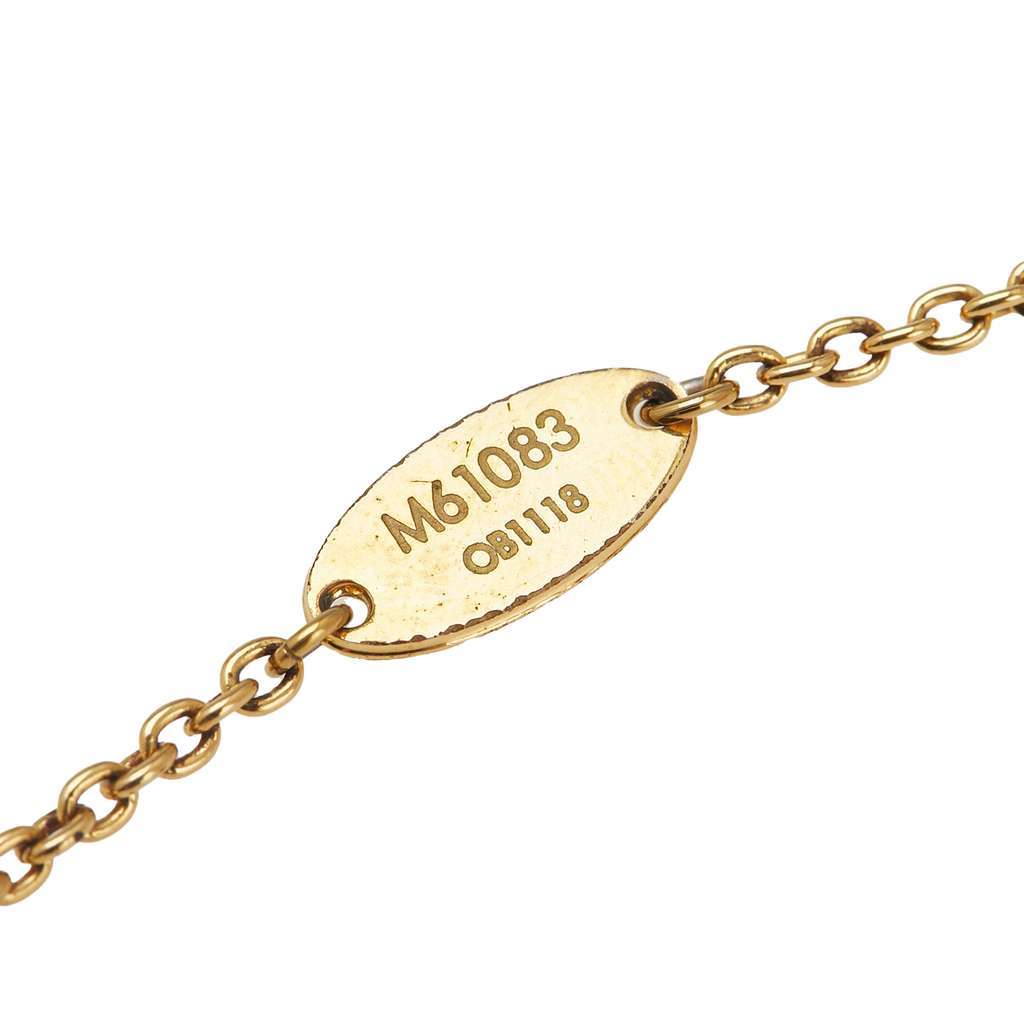 Louis Vuitton Gold Plated Essential V Necklace Gold Metal Very good - Model View
