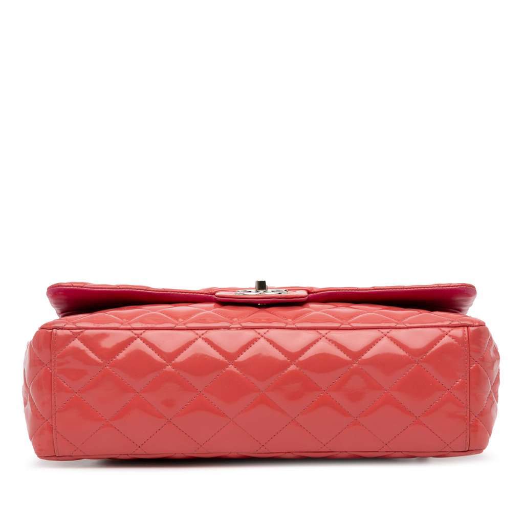 Chanel Maxi Classic Patent Double Flap Pink Leather Good condition - Model View