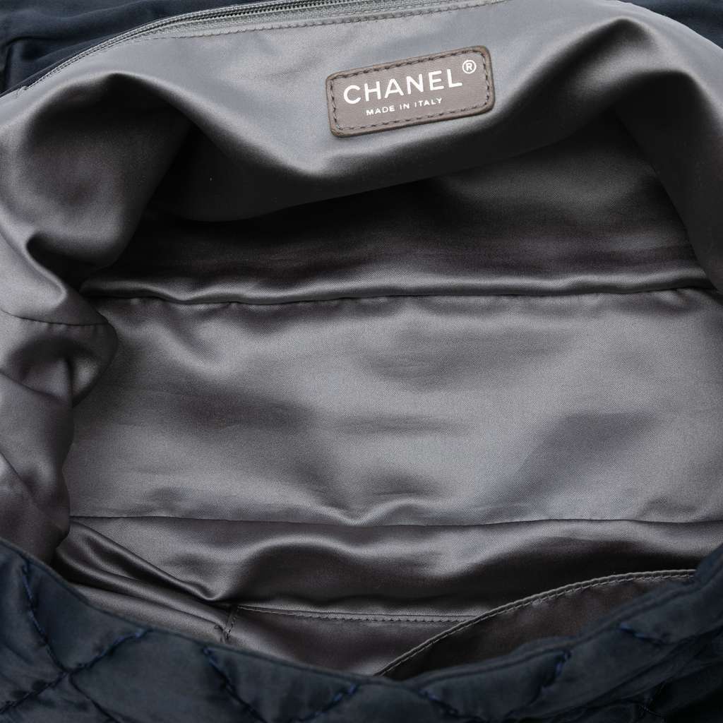 Chanel Extra Large CC Quilted Satin Single Flap Blue Satin Very good condition - Model View
