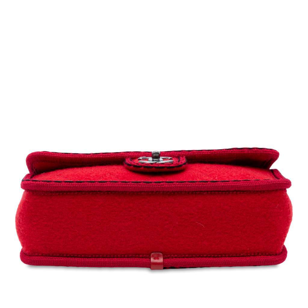 Chanel Paris-Salzburg Medium Quilted Wool Edelweiss Flap Red Wool Good condition - Inside View