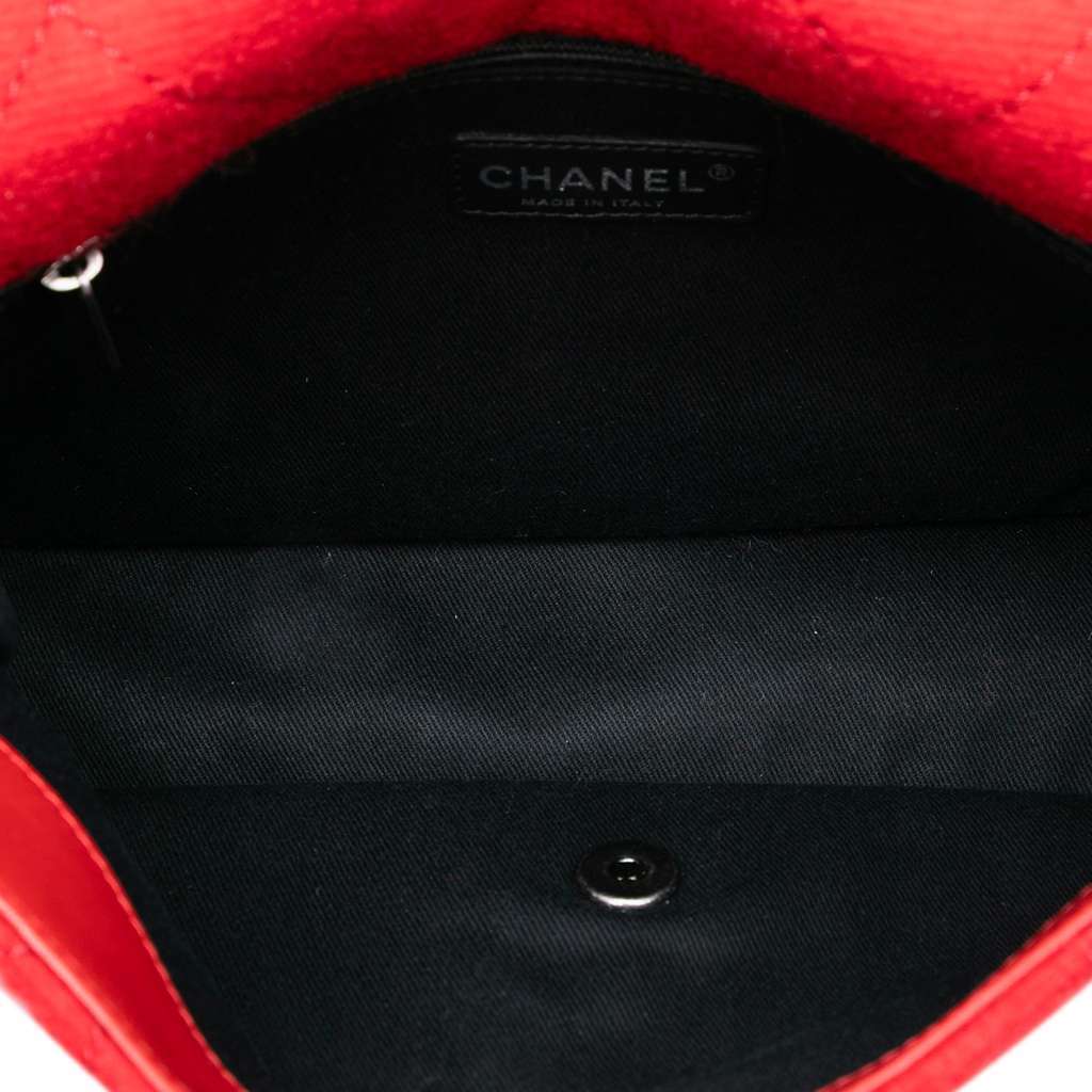 Chanel Paris-Salzburg Medium Quilted Wool Edelweiss Flap Red Wool Good condition - Model View
