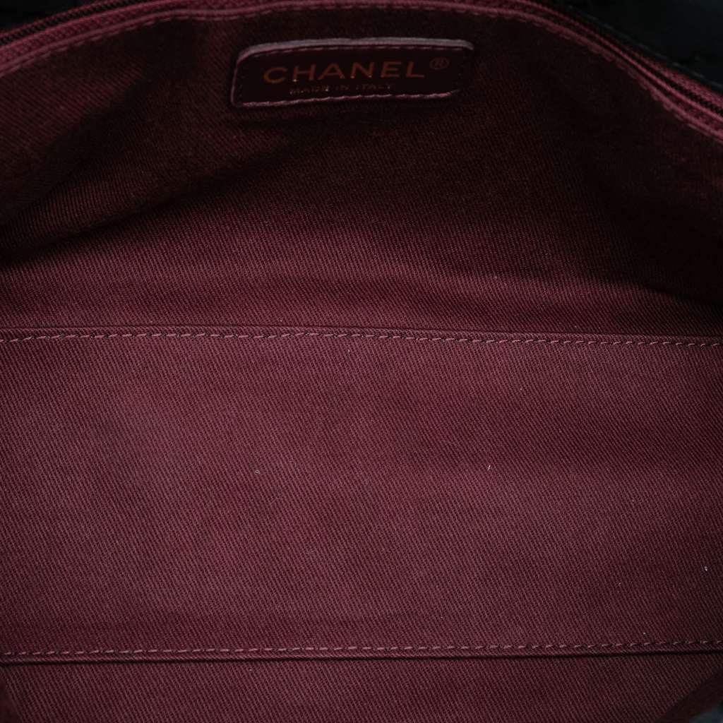 Chanel Large Chevron Iridescent Calfskin Surpique Flap Black Leather Good condition - Model View