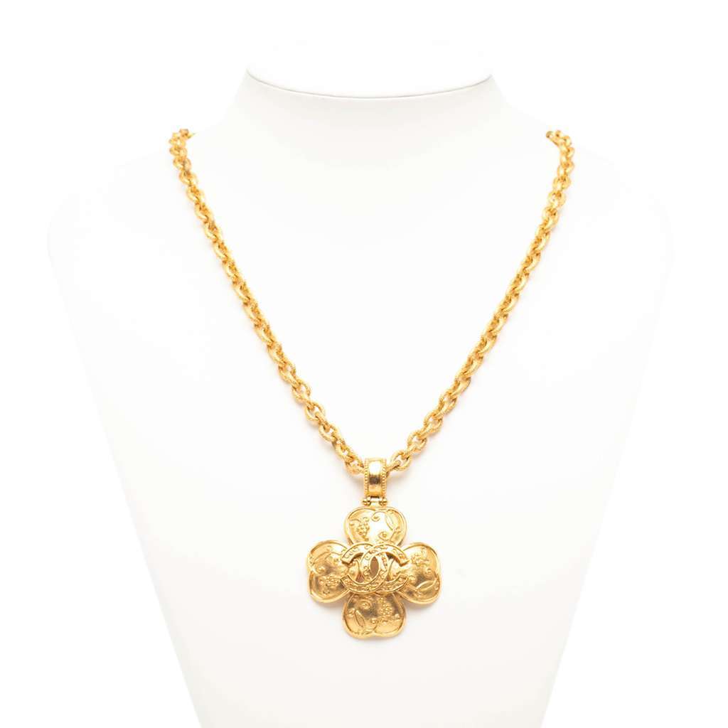 Chanel Gold Plated CC Clover Pendant Necklace Gold Metal Very good condition - Box View
