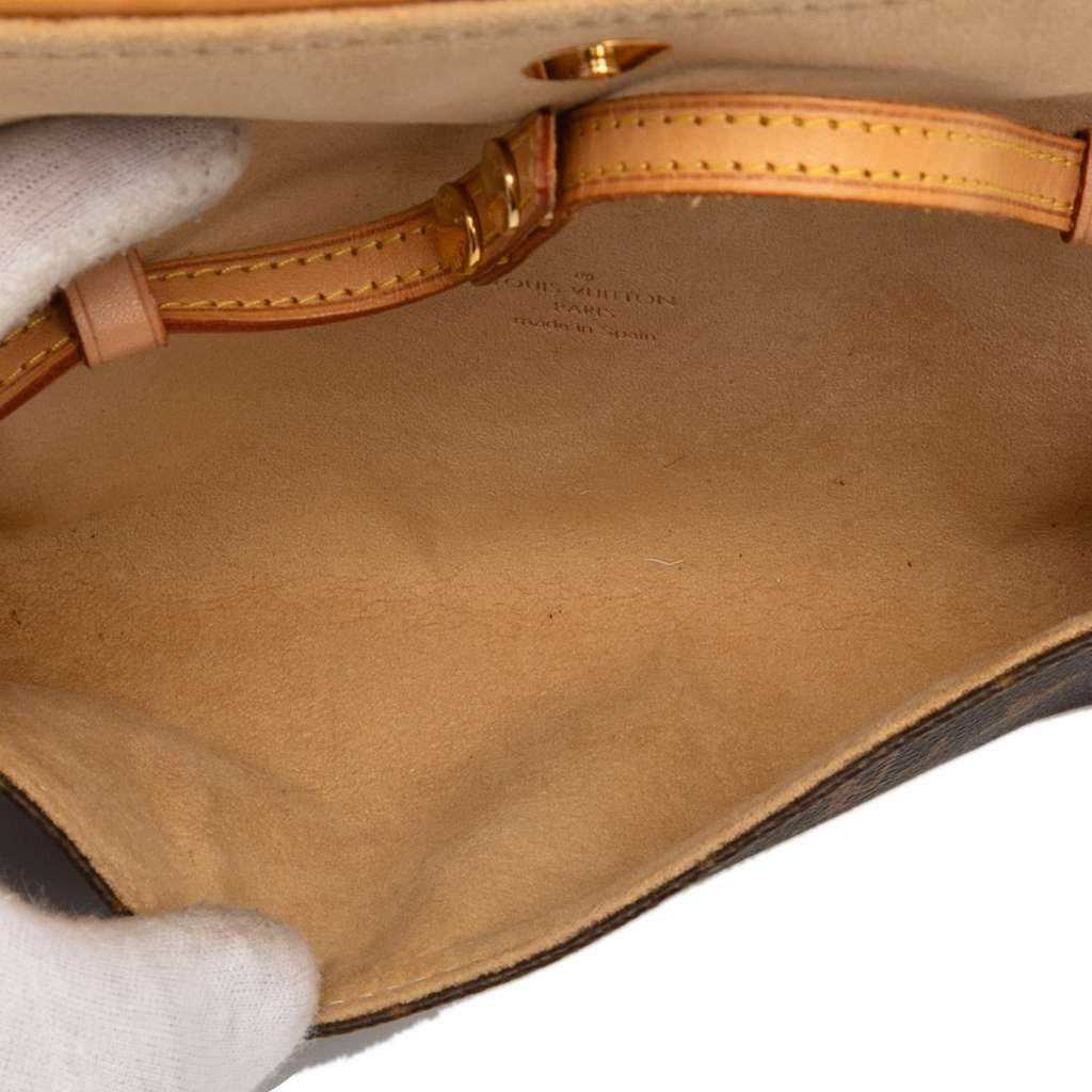 Louis Vuitton Monogram Pochette Twin PM Brown Very good - Model View