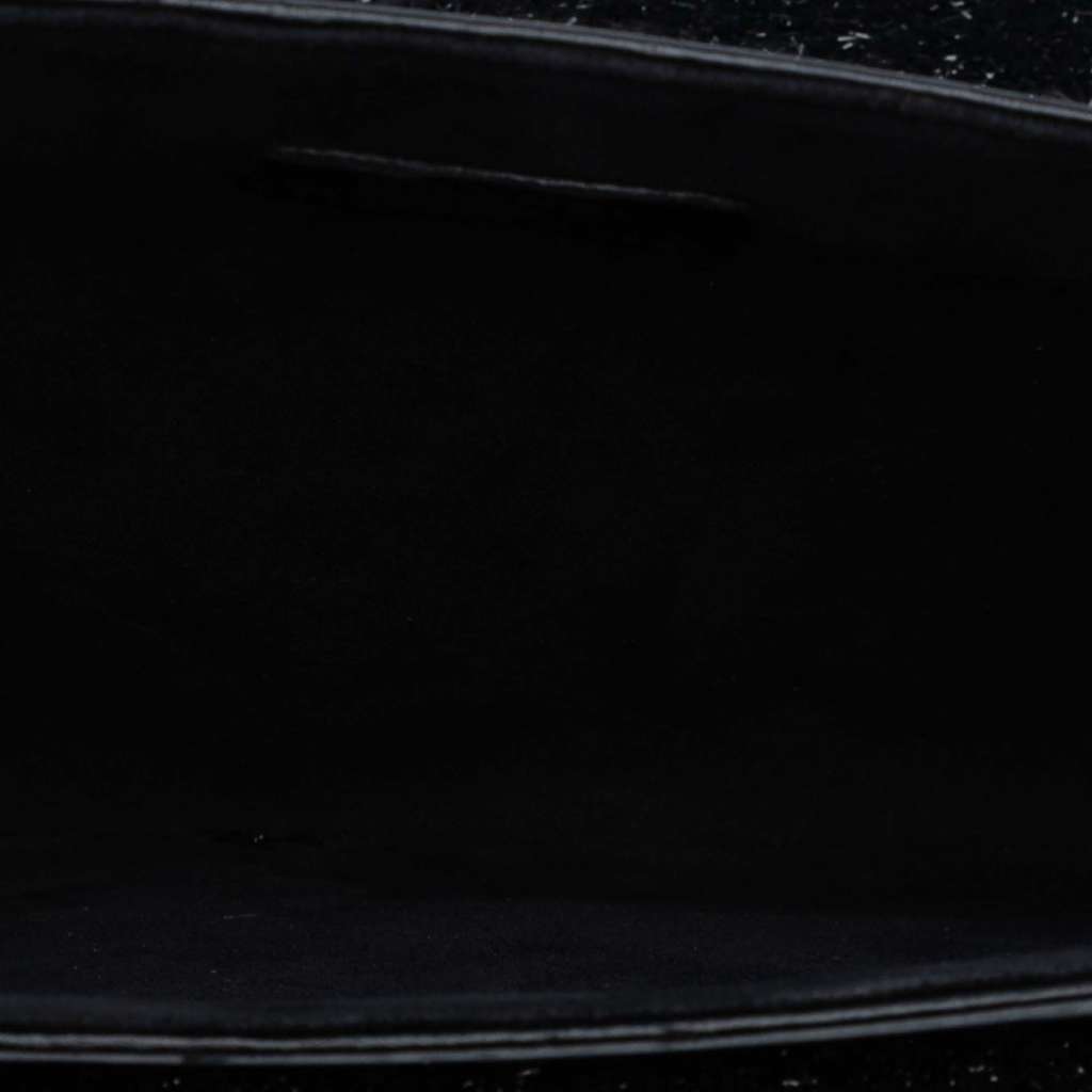 Chanel CC Tweed Chain Around Tablet Holder Crossbody Black Tweed Very good condition - Model View