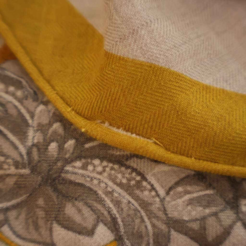 Hermès Jungle Love Cashmere Silk Triangle Scarf Grey Wool Good condition - Inside View