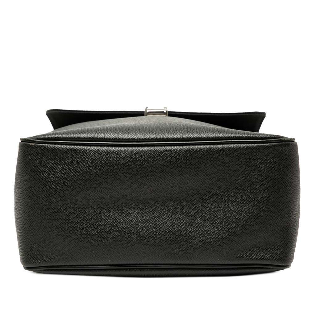 Louis Vuitton Taiga Yaranga Black Leather Good - Inside View