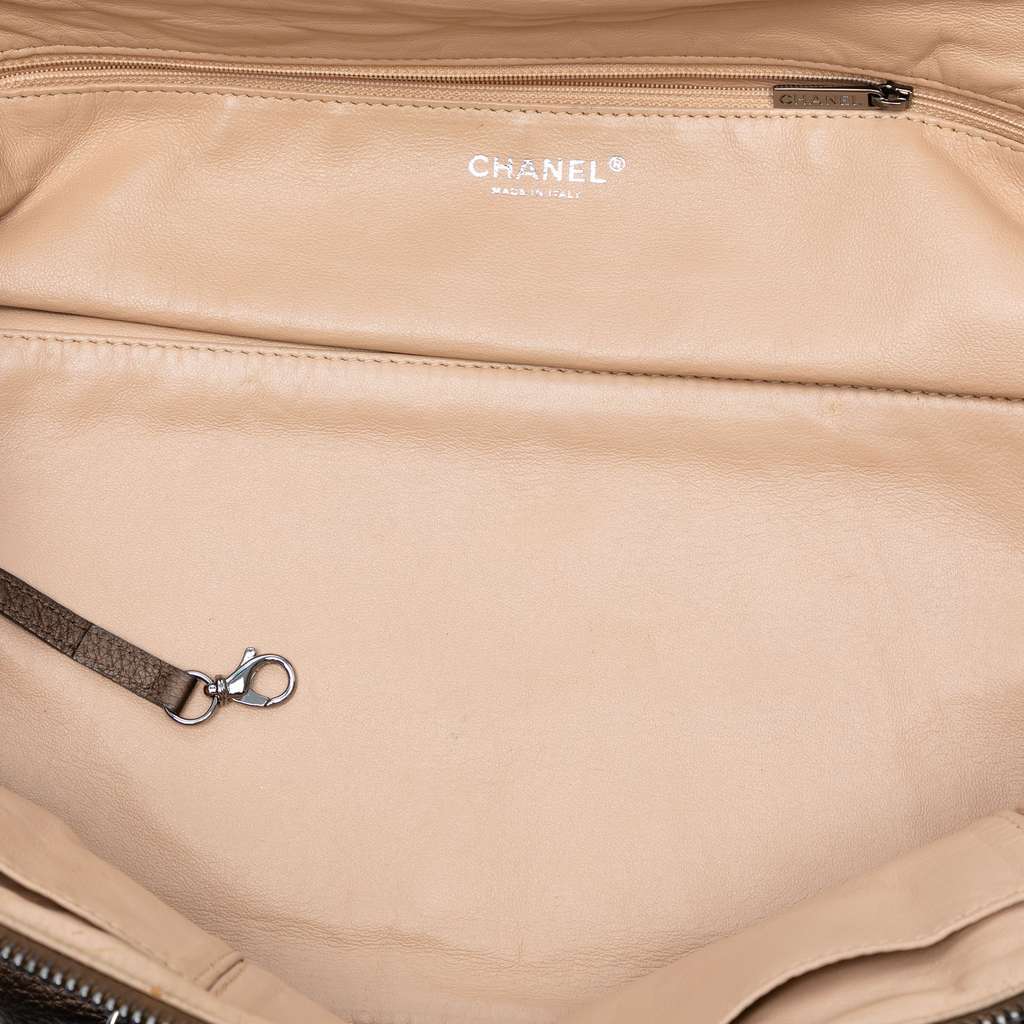 Chanel Large CC Luxe Ligne Bowler Handbag Brown Leather Very good condition - Model View