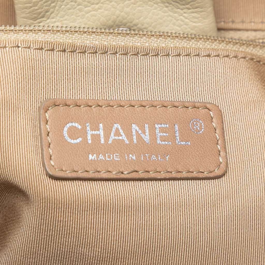 Chanel CC Quilted Caviar Expandable Tote White Leather Very good - Box View