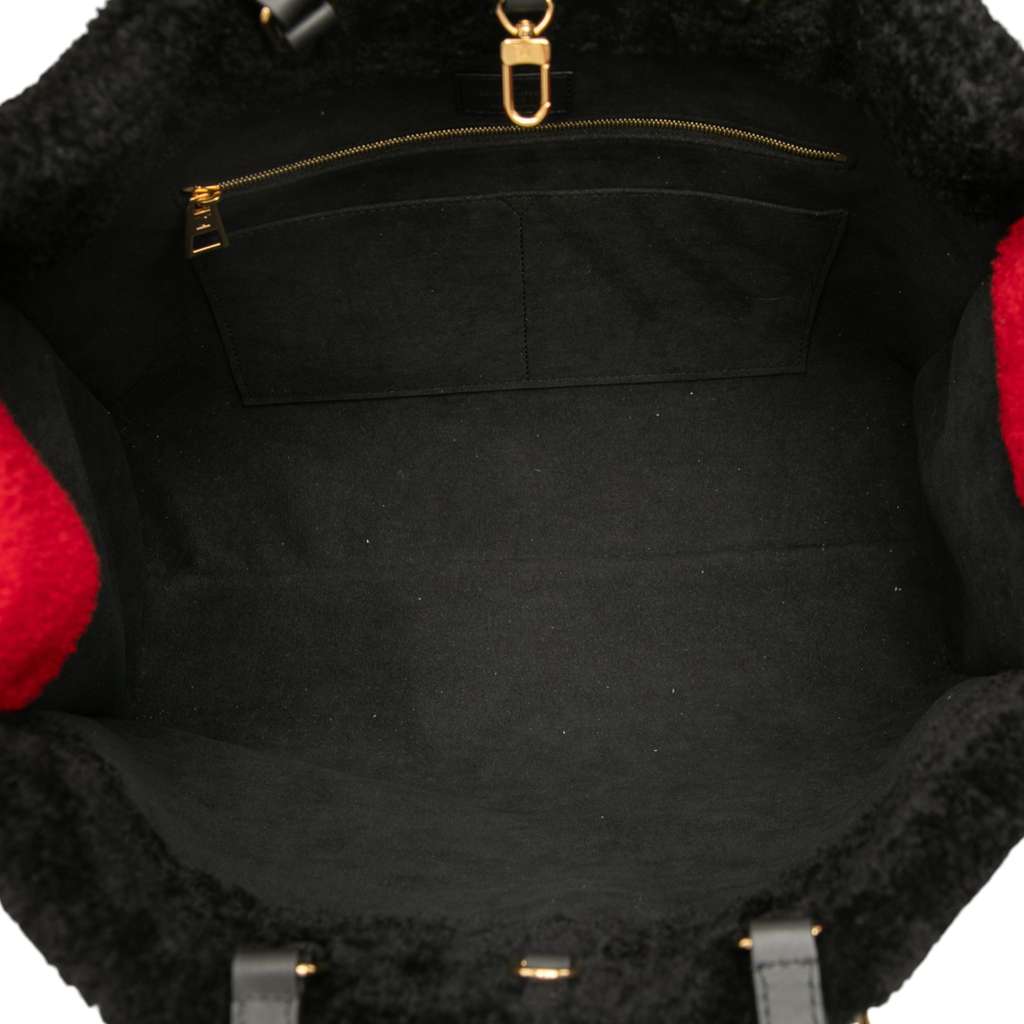 Louis Vuitton Monogram Giant Shearling Teddy Onthego GM Black Wool Very good - Model View