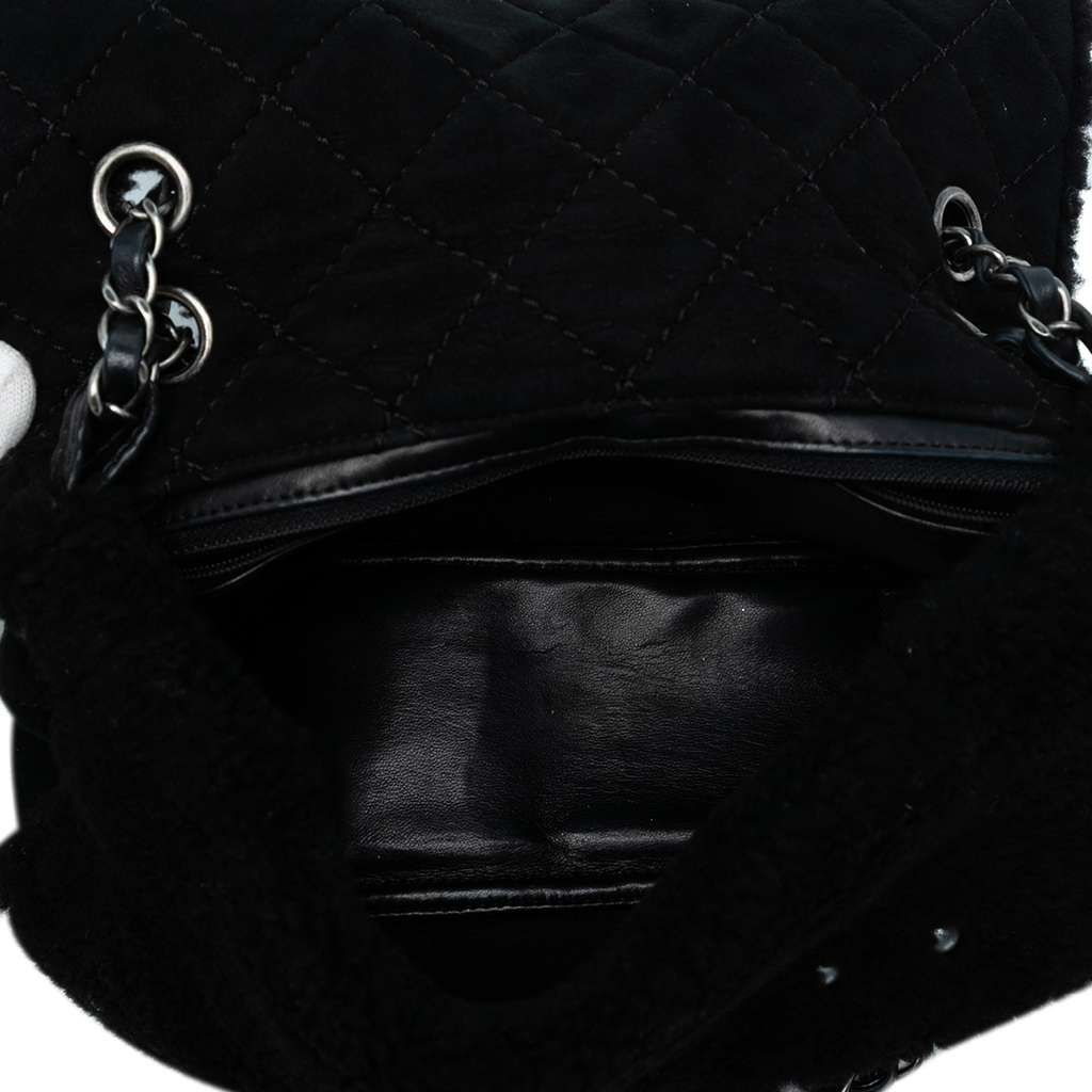 Chanel Medium Shearling Pearl Studded Flap Black Very good - Model View