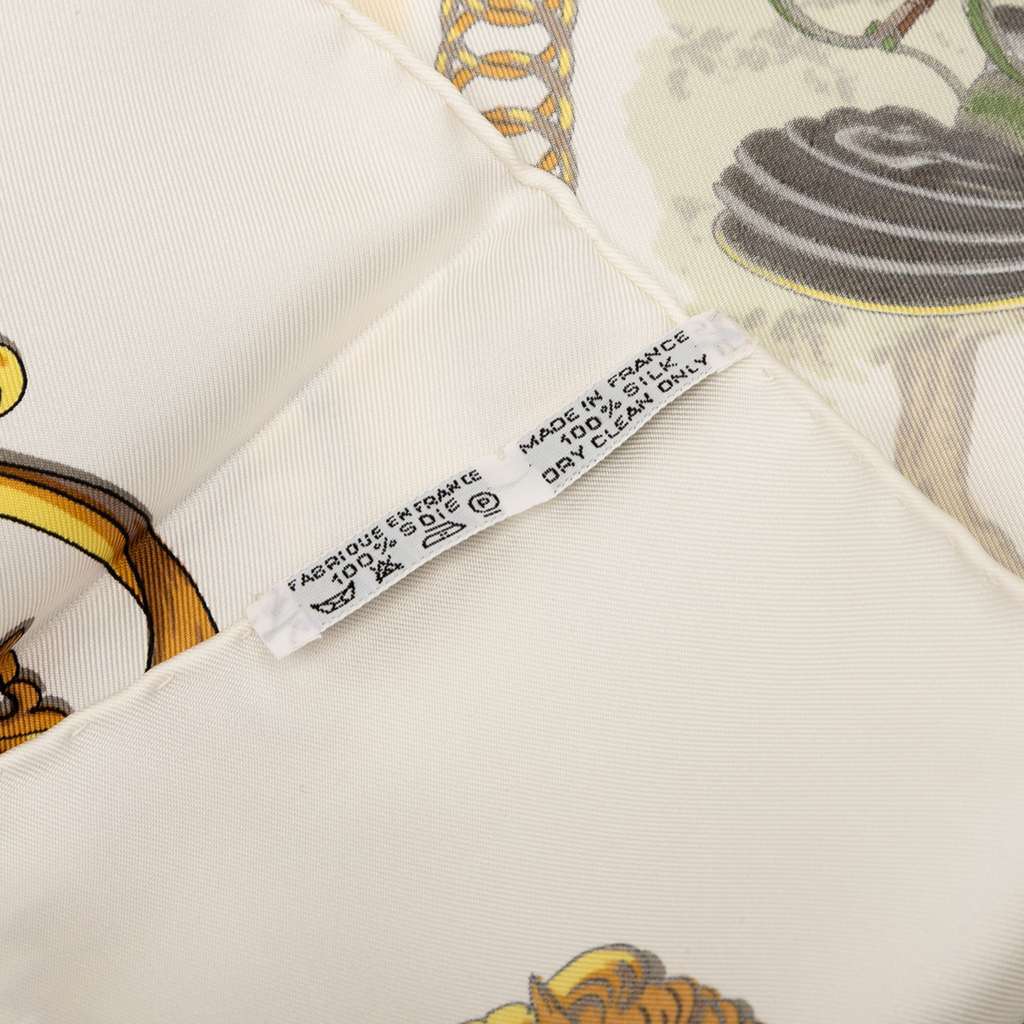 Hermès La Promenade De Longchamps Silk Scarf White Silk Good condition - Back View