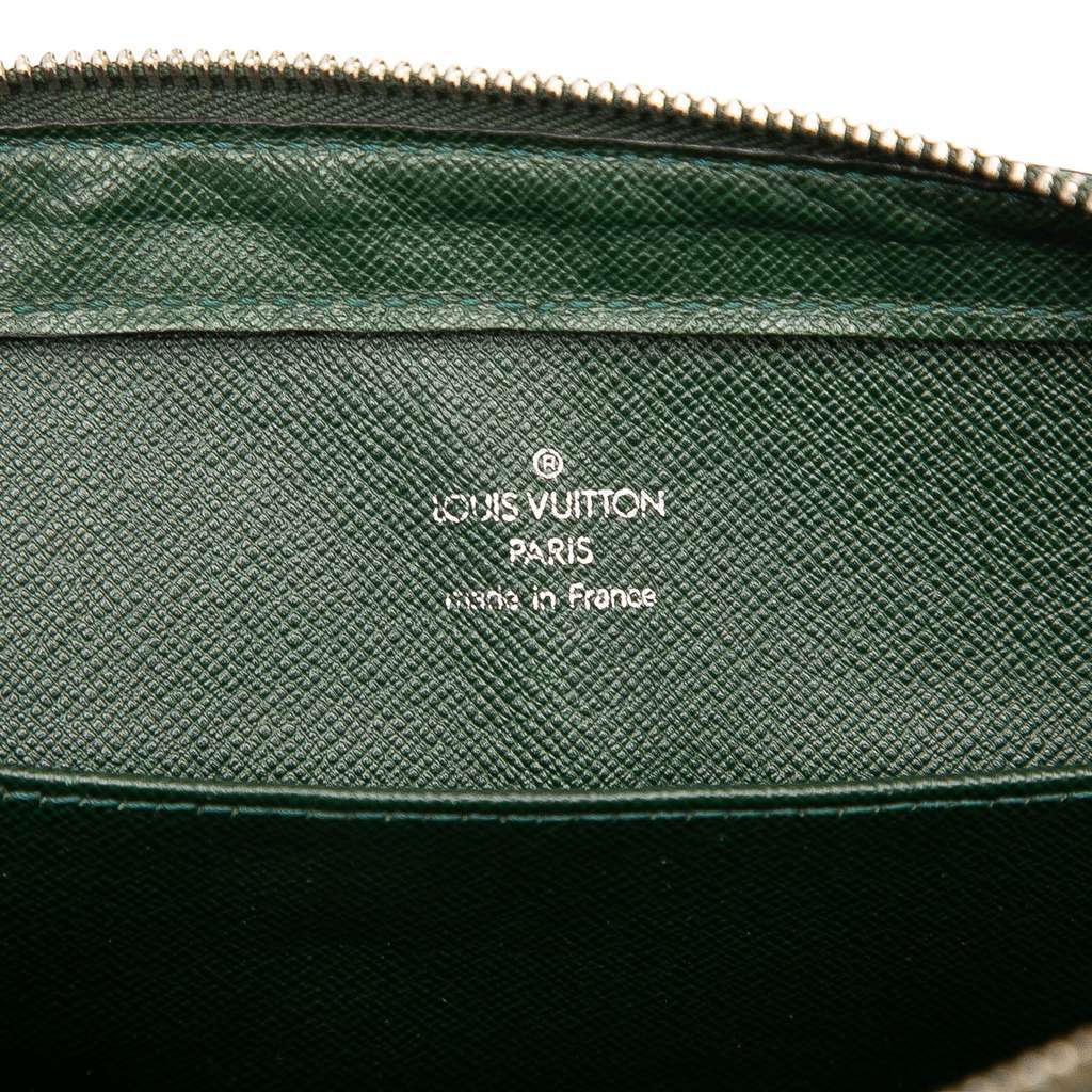 Louis Vuitton Taiga Pochette Baikal Green Leather Good condition - Box View