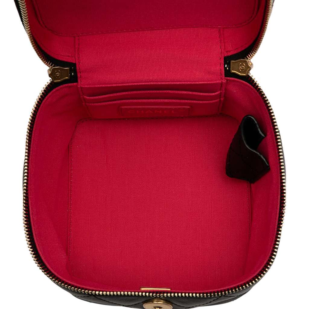 Chanel CC Quilted Calfskin Chain Top Handle Vanity Case on Strap Black Leather Very good condition - Model View