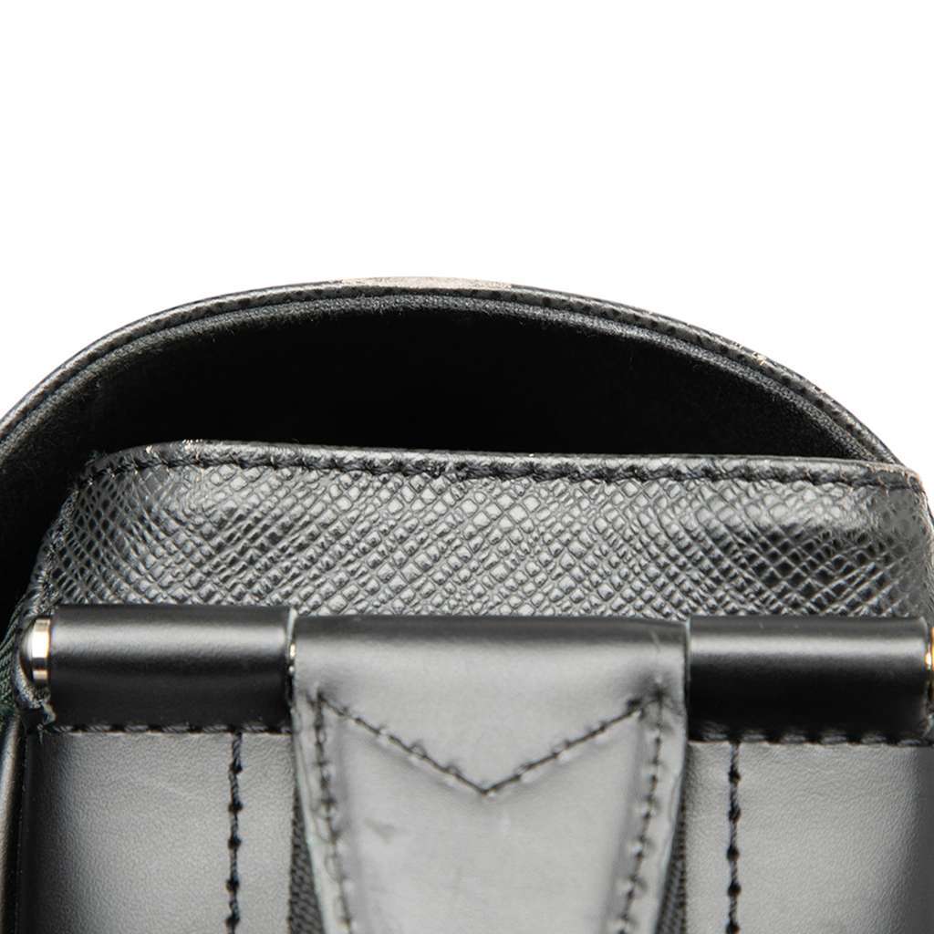 Louis Vuitton Taiga Viktor Black Leather Very good condition - Box View