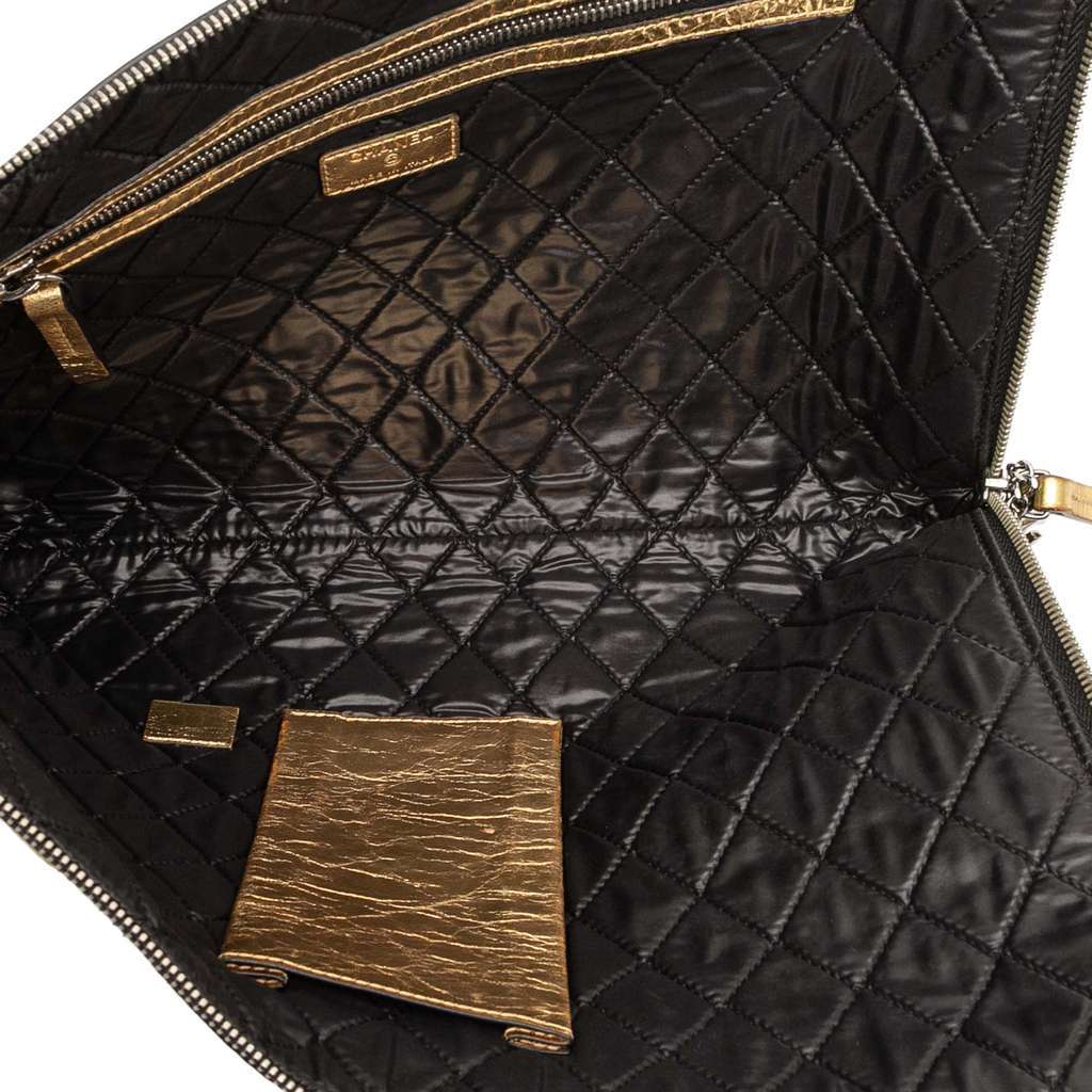 Chanel Metallic Crinkled Calfskin Feministe Mais Feminine Pouch Gold Leather Good condition - Model View
