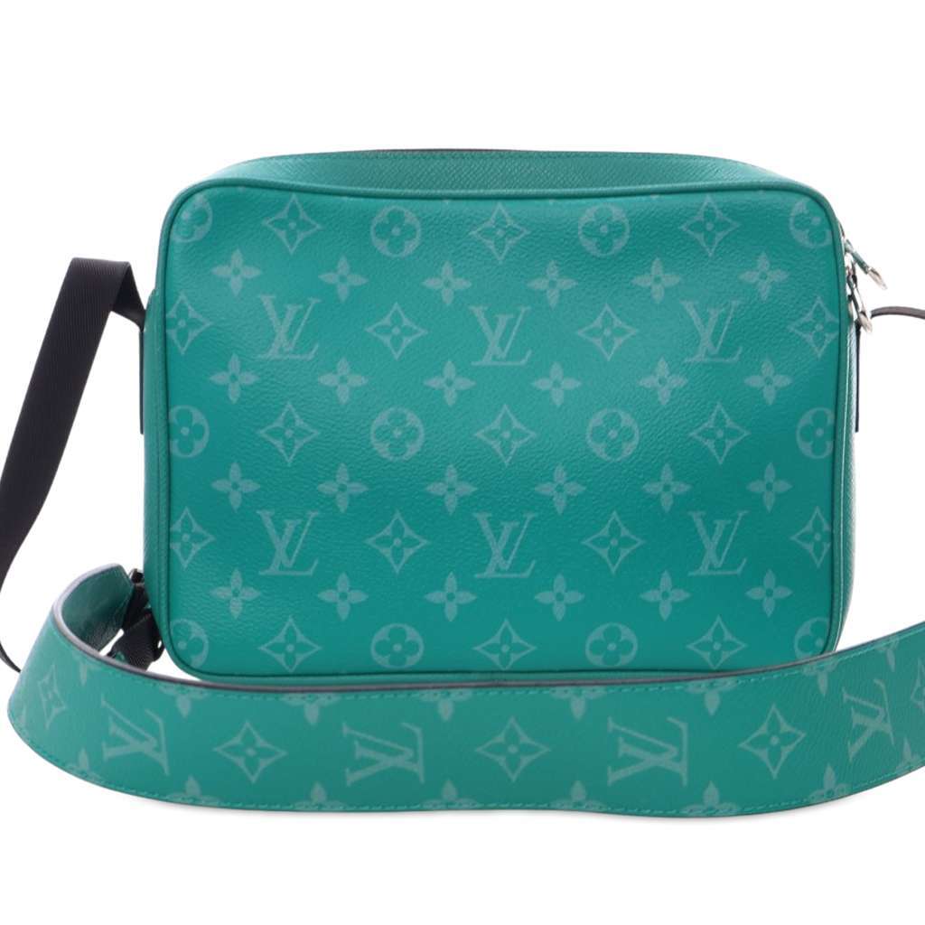 Louis Vuitton Monogram Taigarama Outdoor Messenger Green Leather Good condition - Inside View