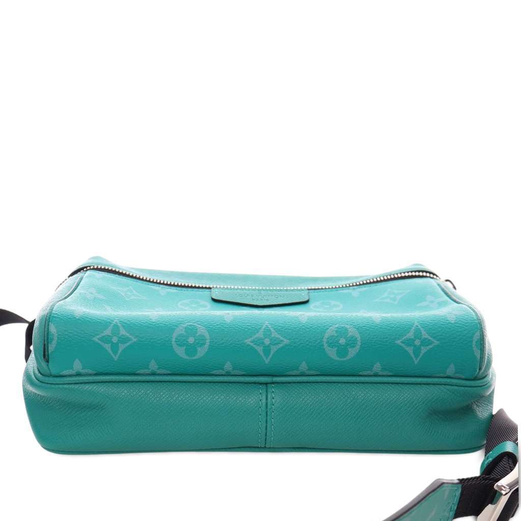 Louis Vuitton Monogram Taigarama Outdoor Messenger Green Leather Good condition - Model View
