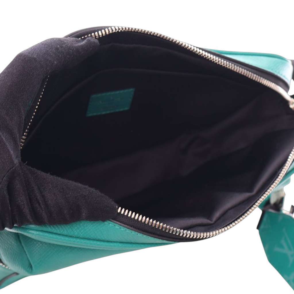 Louis Vuitton Monogram Taigarama Outdoor Messenger Green Leather Good condition - Box View
