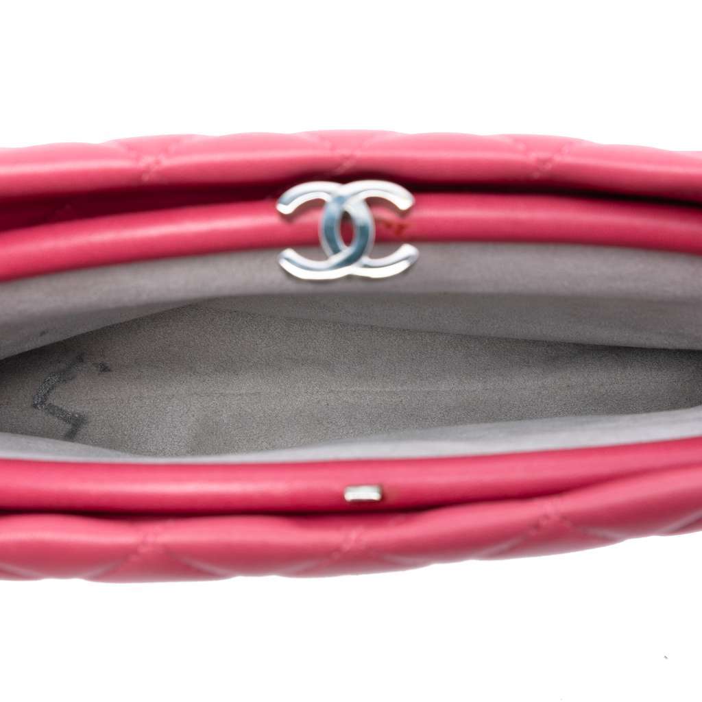 Chanel Quilted Lambskin Kiss Lock Clutch Pink Leather Very good - Model View