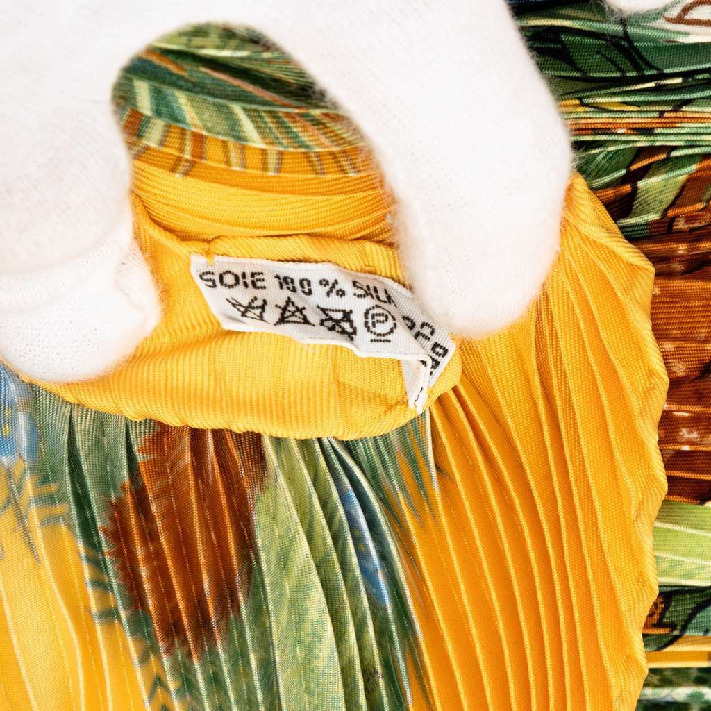 Hermès Les Quatre Saisons Pleated Silk Scarf Yellow Silk Very good condition - Model View