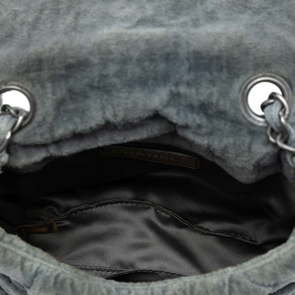 Chanel Paris Moscou Mini Velvet Bubble Quilt Flap Grey Velvet Very good condition - Model View