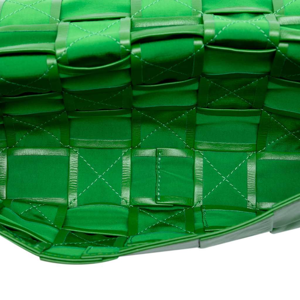 Bottega Veneta Stretch Paper Calfskin Intrecciato Cassette Crossbody Green Leather Good condition - Model View