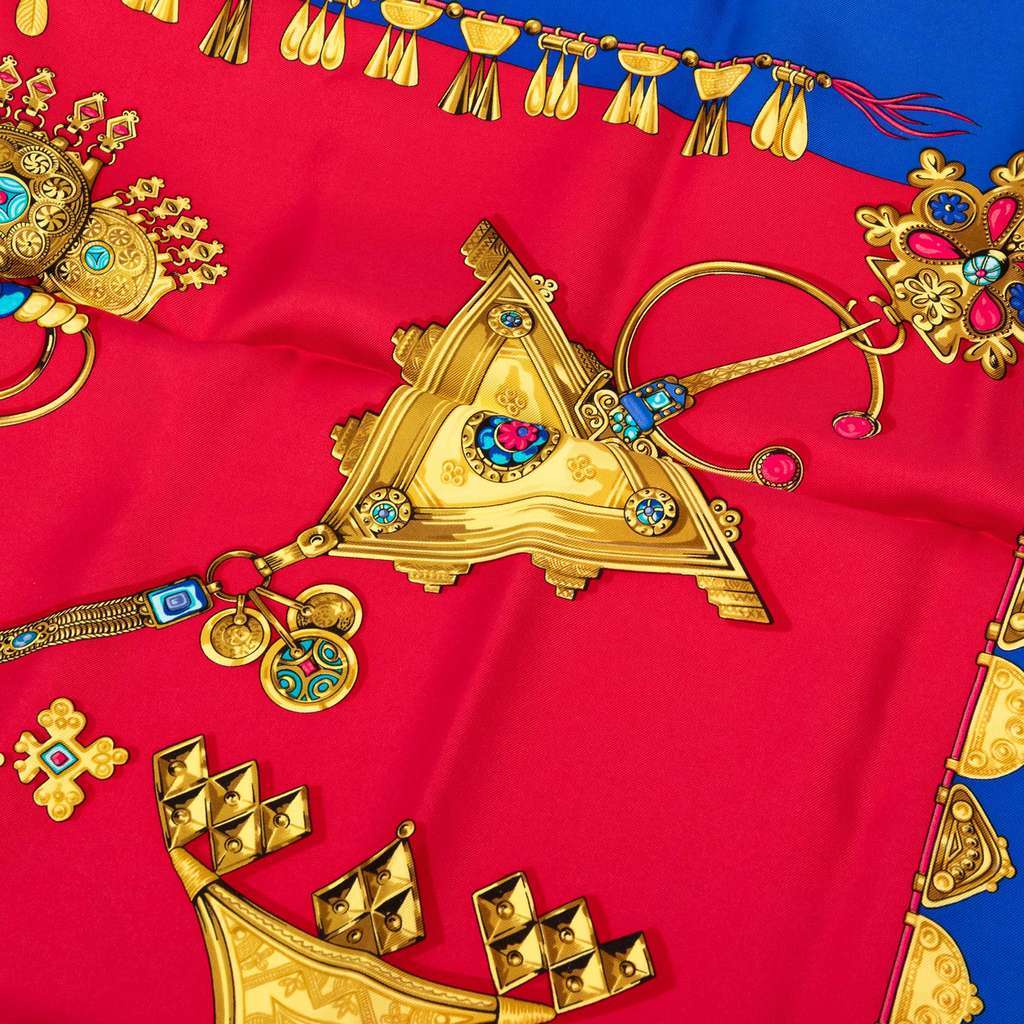 Hermès Parures des Sables Silk Twilly Scarf Red Silk Good condition - Model View