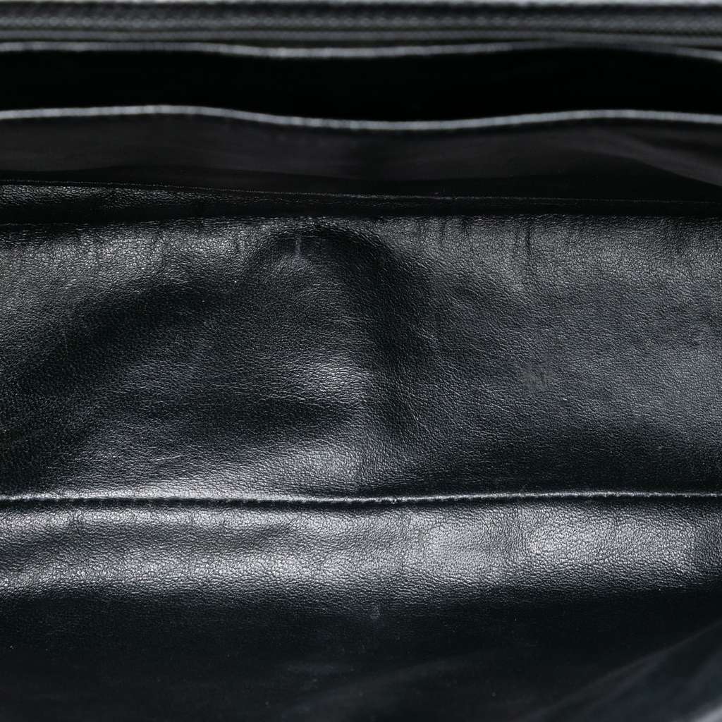 Chanel Maxi Classic Caviar Single Flap Black Leather Good condition - Model View