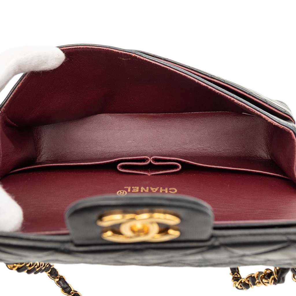 Chanel Medium Classic Lambskin Double Flap Black Leather Good condition - Model View