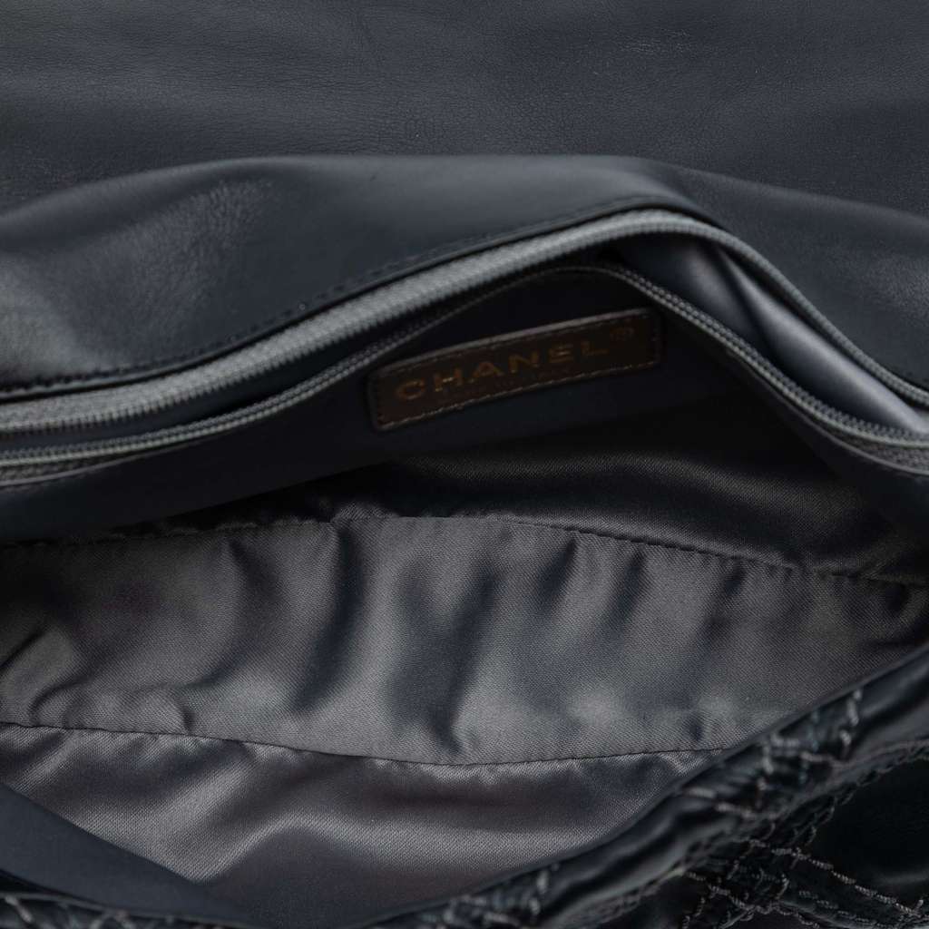 Chanel Paris Bombay Medium CC Calfskin Triptych Flap Grey Leather Very good condition - Model View