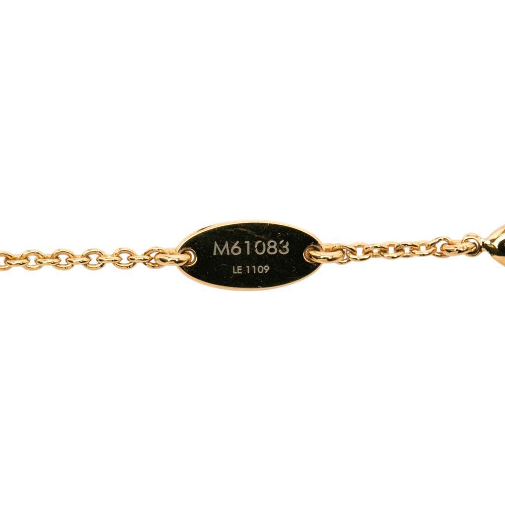 Louis Vuitton Gold Plated Essential V Necklace Gold Metal Good condition - Model View